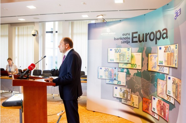100 ir 200 eurų banknotų pristatymas