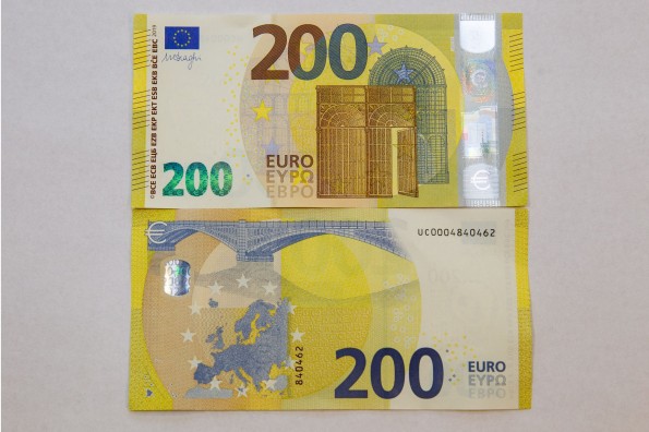 100 ir 200 eurų banknotų pristatymas