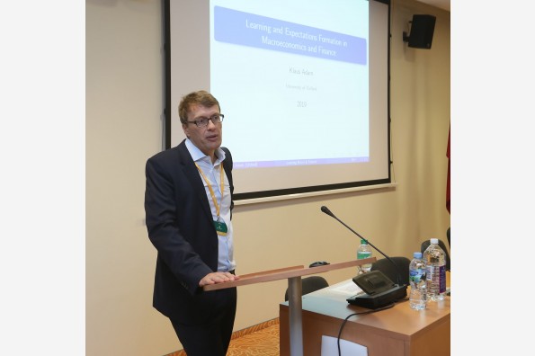 Profesorius Klaus Adam iš Oksfordo universiteto