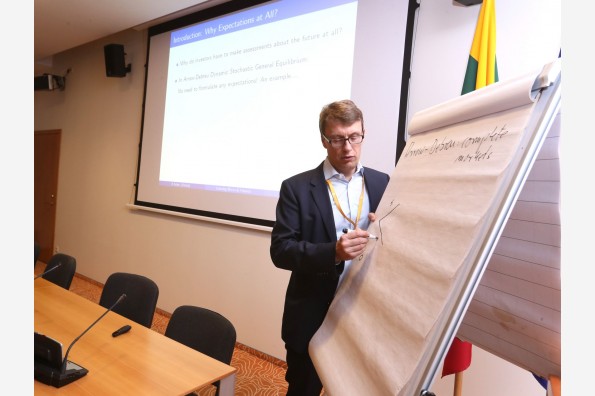 Profesorius Klaus Adam iš Oksfordo universiteto