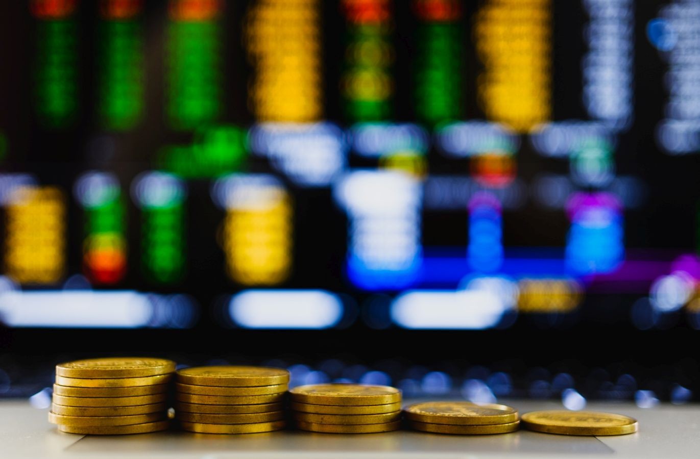 Lietuvos-finansinio-turto-valdymas-grafikų-fonas-monetos-www.jpg
