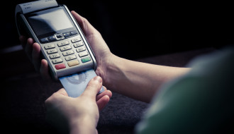 Lietuvos bankas: vartotojai neturėtų mokėti už prekybininko pasirinktą atsiskaitymo būdą
