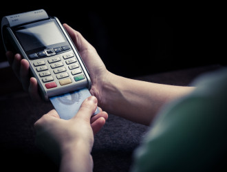 Lietuvos bankas: vartotojai neturėtų mokėti už prekybininko pasirinktą atsiskaitymo būdą