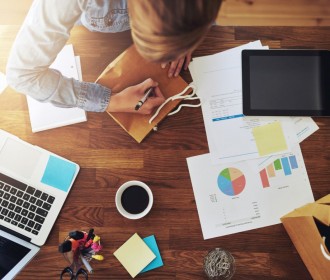 Ekonominis-ir-finansinis-švietimas-mergina-prie-stalo-kažką-rašo-www.jpg