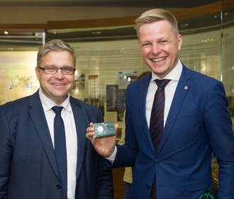 Monetos_Vilniui_pristatymas_Vasiliauskas_Šimasius.jpg