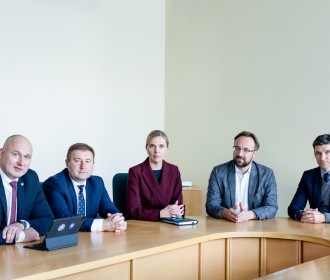 Nuotraukoje (iš kairės): FNTT direktorius Rolandas Kiškis, vidaus reikalų viceministras Vitalij Dmitrijev, vidaus reikalų ministrė Agnė Bilotaitė, Lietuvos banko valdybos pirmininkas Gediminas Šimkus ir valdybos narys Simonas Krėpšta