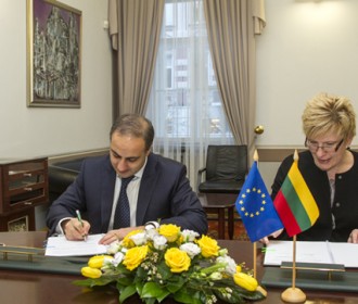  Lietuvos banko valdybos pirmininko pavaduotoja Ingrida Šimonytė ir Ukrainos valstybinės finansinių paslaugų rinkų reguliavimo komisijos pirmininkas Borisas Vizirovas (Boris Vizirov) pasirašo Memorandumą dėl tarpusavio bendradarbiavimo ir keitimosi inform