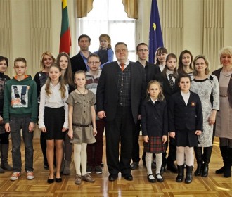 Konkurso nugalėtojai kartu su atlydėjusiais mokytojais, artimaisiais ir Lietuvos banko valdybos pirmininku Vitu Vasiliausku 