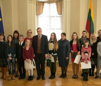Laureatai kartu su valdybos pirmininku V. Vasiliausku