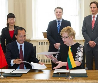 4880_imp_i_simonyte_ir_wang_zhaoxing_pasiraso_bendradarbiavimo_susitarima.jpg