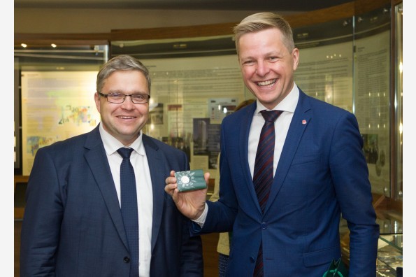 Monetos_Vilniui_pristatymas_Vasiliauskas_Šimasius.jpg