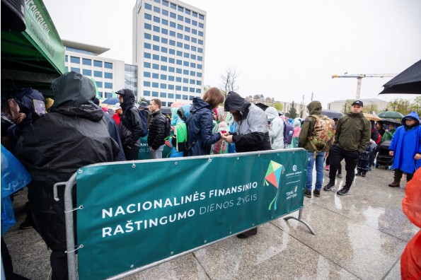 Nacionalinės finansinio raštingumo dienos žygyje dalyvavo beveik 2000 žmonių