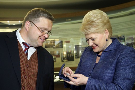 Lietuvos banko valdybos pirmininkas Vitas Vasiliauskas Lietuvos Respublikos Prezidentei Daliai Grybauskaitei padovanojo pirmąją Lietuvos pirmininkavimui Europos Sąjungos Tarybai skirtą 50 litų sidabro monetą. 