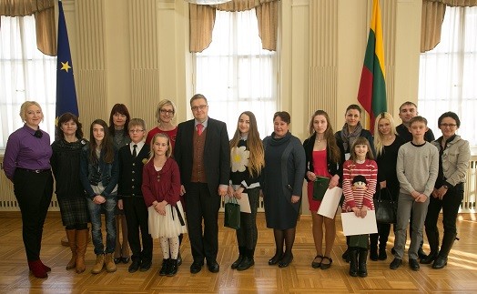Laureatai kartu su valdybos pirmininku V. Vasiliausku